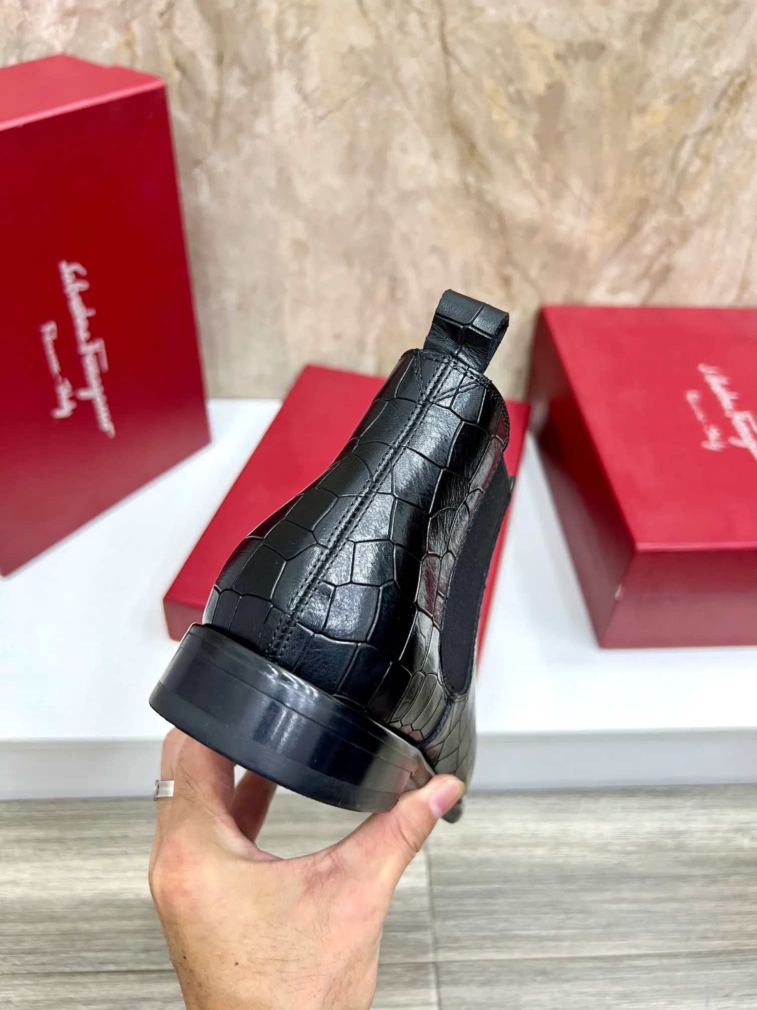 Original order quality: Men's shoes 💰700 Brand: Ferragamo (Ferragamo) One size larger: Men's size 38-44 (45 customized) Grade: Same style as the official website High-end men's shoes Material: Original cowhide, cowhide lining, original outsole Style category: Chelsea men's boots Fashion trend Color: Actual picture